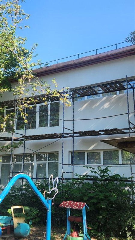 Владимирцы завершили штукатурные работы на фасаде детсада «Белоснежка» в Кировском Владимирцы завершили штукатурные работы на фасаде детсада «Белоснежка» в Кировском