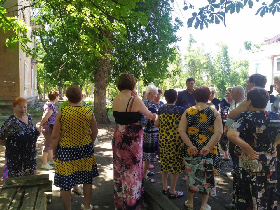 28 июля Артем Чесноков, Врип Главы муниципального образования городской округ Торез совместно с Лидией Лифинцовой, членом Общественного совета провел встречу с население по адресу: ул. Колумба, д.5 в рамках проекта... 28 июля Артем Чесноков, Врип Главы муниципального образования городской округ Торез совместно с Лидией Лифинцовой, членом Общественного совета провел встречу с население по адресу: ул. Колумба, д.5 в рамках проекта...