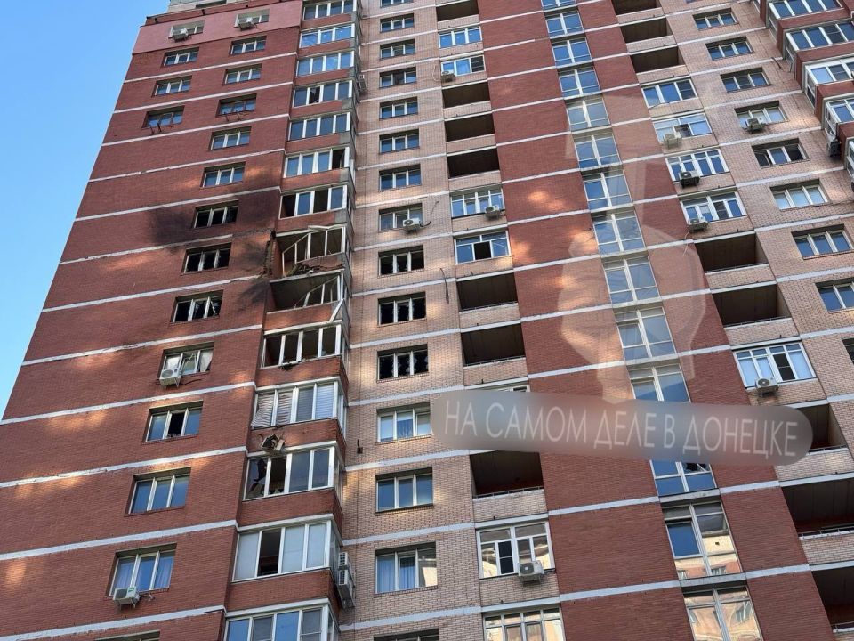 Последствия прилета ударного дрона ВСУ самолетного типа в ЖК «Фаворит» в Киевском районе Донецка Последствия прилета ударного дрона ВСУ самолетного типа в ЖК «Фаворит» в Киевском районе Донецка