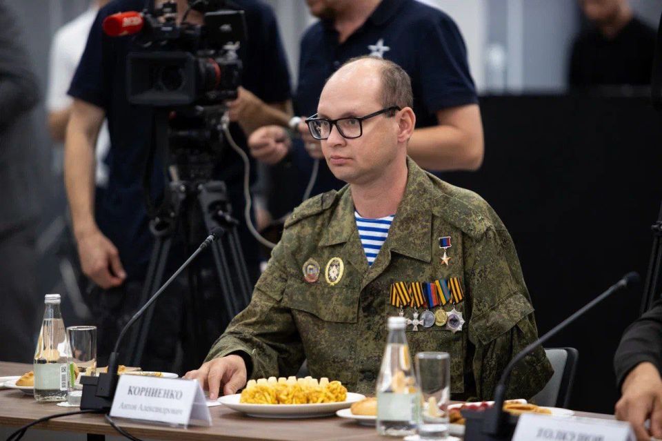 Гвардии лейтенант, Герой Донецкой Народной Республики Антон Корниенко стал участником встречи со статс-секретарем – заместителем Министра обороны РФ, председателем фонда «Защитники Отечества» Анной Цивилевой и главой... Гвардии лейтенант, Герой Донецкой Народной Республики Антон Корниенко стал участником встречи со статс-секретарем – заместителем Министра обороны РФ, председателем фонда «Защитники Отечества» Анной Цивилевой и главой...