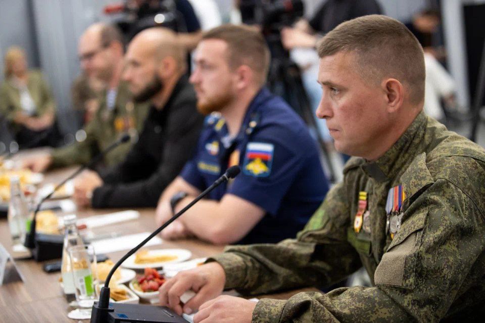 Гвардии лейтенант, Герой Донецкой Народной Республики Антон Корниенко стал участником встречи со статс-секретарем – заместителем Министра обороны РФ, председателем фонда «Защитники Отечества» Анной Цивилевой и главой... Гвардии лейтенант, Герой Донецкой Народной Республики Антон Корниенко стал участником встречи со статс-секретарем – заместителем Министра обороны РФ, председателем фонда «Защитники Отечества» Анной Цивилевой и главой...