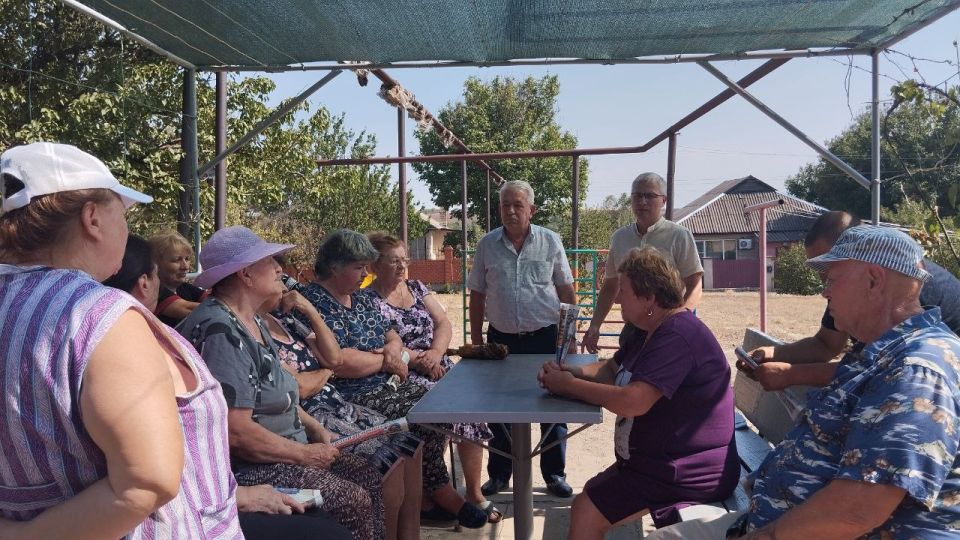 Сегодня, 15 июля, совместно с депутатом Донецкого городского совета ДНР Резниченко Георгием Леонидовичем, провел встречу с жителями улицы Тореза Сегодня, 15 июля, совместно с депутатом Донецкого городского совета ДНР Резниченко Георгием Леонидовичем, провел встречу с жителями улицы Тореза