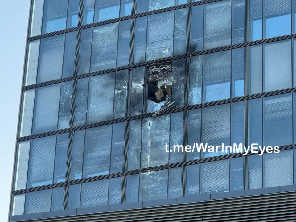 Последствия прилёта в БЦ "Пушкинский" в центре Донецка Последствия прилёта в БЦ "Пушкинский" в центре Донецка