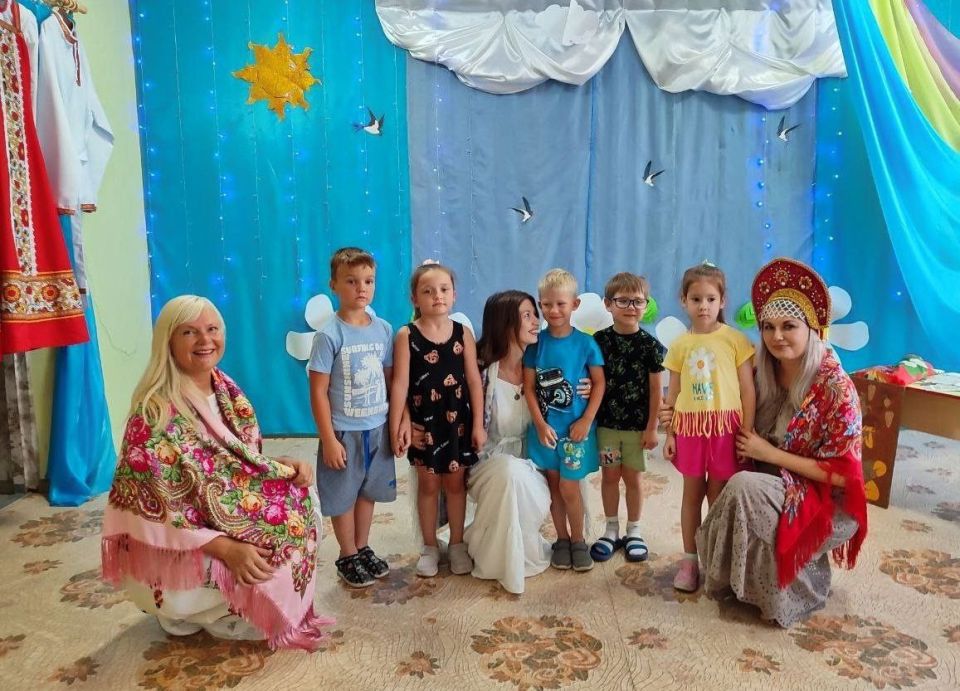 Педагоги дошкольных учреждений города уделяют особое внимание знакомству детей с культурным наследием и историей через организацию мини-музеев Педагоги дошкольных учреждений города уделяют особое внимание знакомству детей с культурным наследием и историей через организацию мини-музеев