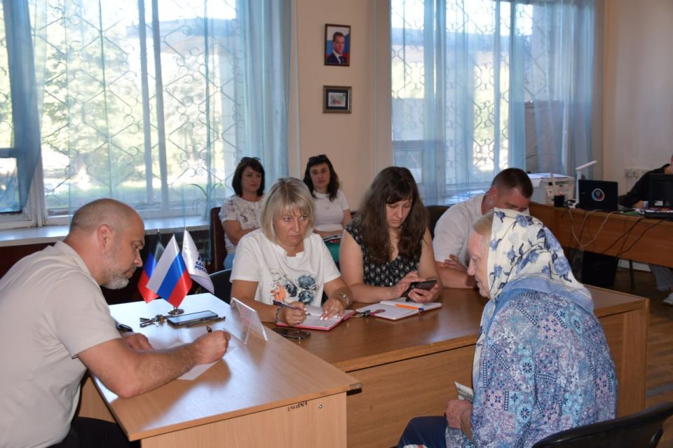 Сегодня, в общественной приемной Всероссийской политической партии «Единая Россия» провел прием граждан Сегодня, в общественной приемной Всероссийской политической партии «Единая Россия» провел прием граждан