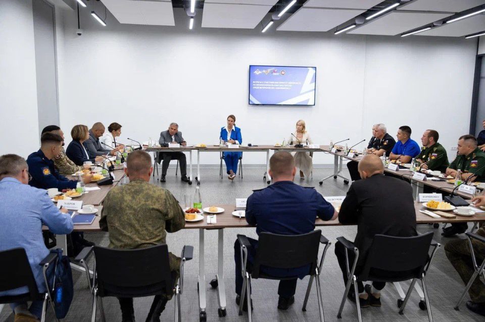 Гвардии лейтенант, Герой Донецкой Народной Республики Антон Корниенко стал участником встречи со статс-секретарем – заместителем Министра обороны РФ, председателем фонда «Защитники Отечества» Анной Цивилевой и главой... Гвардии лейтенант, Герой Донецкой Народной Республики Антон Корниенко стал участником встречи со статс-секретарем – заместителем Министра обороны РФ, председателем фонда «Защитники Отечества» Анной Цивилевой и главой...