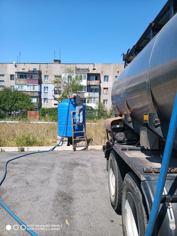 В связи со сложной ситуацией водоснабжения на территории города Дебальцево, администрацией городского округа были установлены емкости на м-не 50 Лет Победы (во дворах на ул. Бестужева, ул.Узловая) с объёмом 3м.куб, на м-не... В связи со сложной ситуацией водоснабжения на территории города Дебальцево, администрацией городского округа были установлены емкости на м-не 50 Лет Победы (во дворах на ул. Бестужева, ул.Узловая) с объёмом 3м.куб, на м-не...