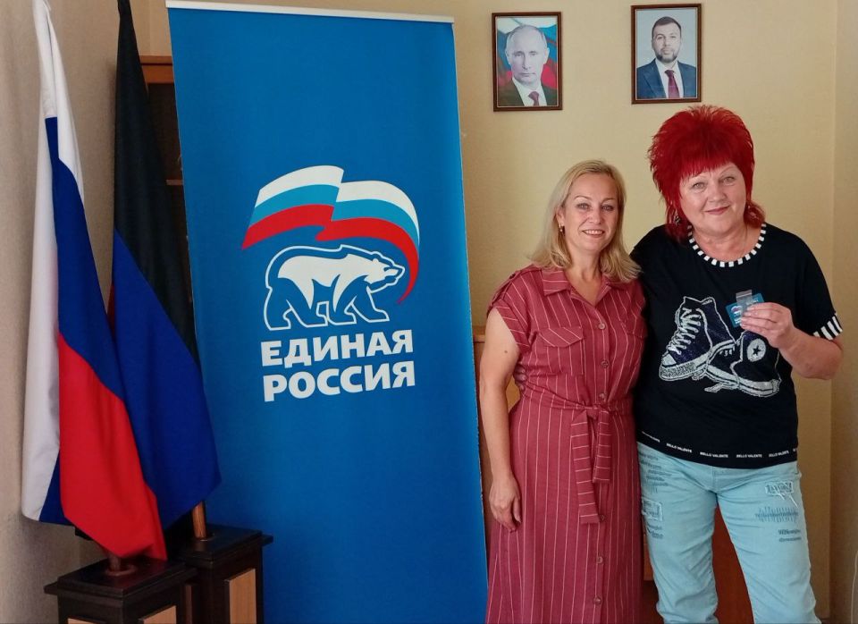 Наталья Бегуненко: В Петровском районе г. Донецка продолжается вручение партийных билетов новым партийцам ЕДИНОЙ РОССИИ Наталья Бегуненко: В Петровском районе г. Донецка продолжается вручение партийных билетов новым партийцам ЕДИНОЙ РОССИИ
