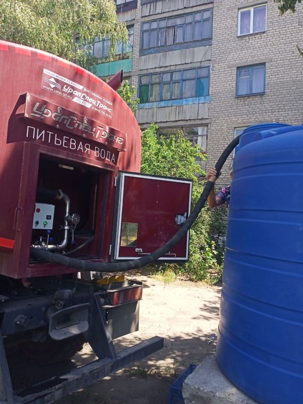 В связи со сложной ситуацией водоснабжения на территории города Дебальцево, администрацией городского округа были установлены емкости на м-не 50 Лет Победы (во дворах на ул. Бестужева, ул.Узловая) с объёмом 3м.куб, на м-не... В связи со сложной ситуацией водоснабжения на территории города Дебальцево, администрацией городского округа были установлены емкости на м-не 50 Лет Победы (во дворах на ул. Бестужева, ул.Узловая) с объёмом 3м.куб, на м-не...