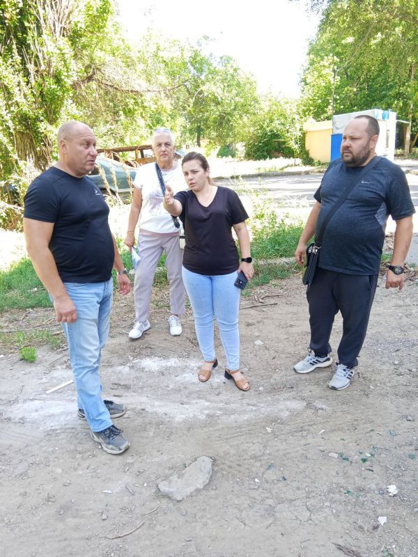 Василий Ткачук: 29 июля по проектам "Управдом" и "Школа ЖКХ" партии «Единая Россия» заместителем руководителя Управы Калининского внутригородского района Снежаной Гоман совместно с сотрудниками Калининского участка №9... Василий Ткачук: 29 июля по проектам "Управдом" и "Школа ЖКХ" партии «Единая Россия» заместителем руководителя Управы Калининского внутригородского района Снежаной Гоман совместно с сотрудниками Калининского участка №9...