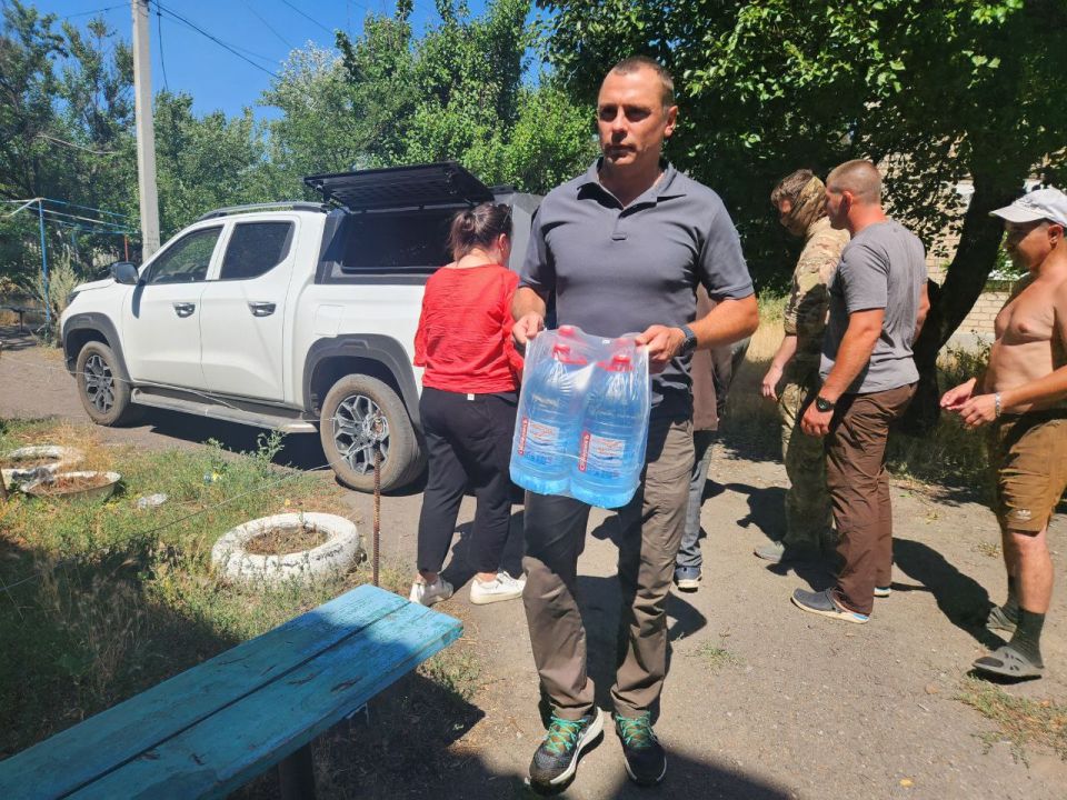 Сегодня совместно с моими коллегами Денисом Островским, Мариной Каплянок, Максимом Щвецом, при поддержке Сенатора Российской Федерации Александра Волошина передали гуманитарную помощь жителям посёлка городско типа ... Сегодня совместно с моими коллегами Денисом Островским, Мариной Каплянок, Максимом Щвецом, при поддержке Сенатора Российской Федерации Александра Волошина передали гуманитарную помощь жителям посёлка городско типа ...