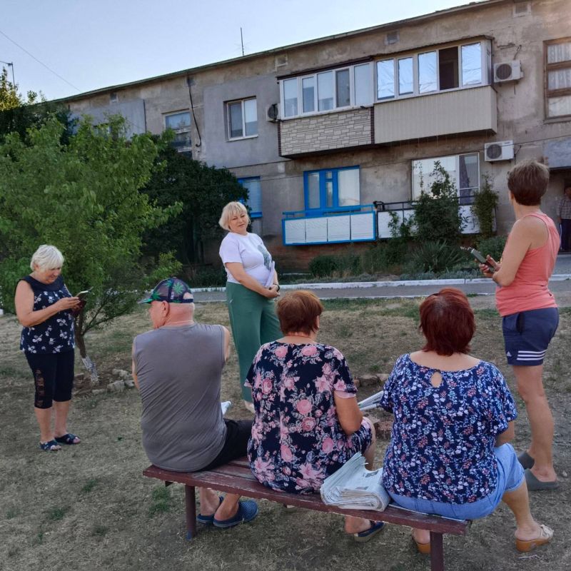 Управляющий делами Администрации Мангушского муниципального округа, координатор проекта «Управдом» Наталья Паршина провела встречу с активными жителями микрорайона Почтовый в пгт Мангуш Управляющий делами Администрации Мангушского муниципального округа, координатор проекта «Управдом» Наталья Паршина провела встречу с активными жителями микрорайона Почтовый в пгт Мангуш