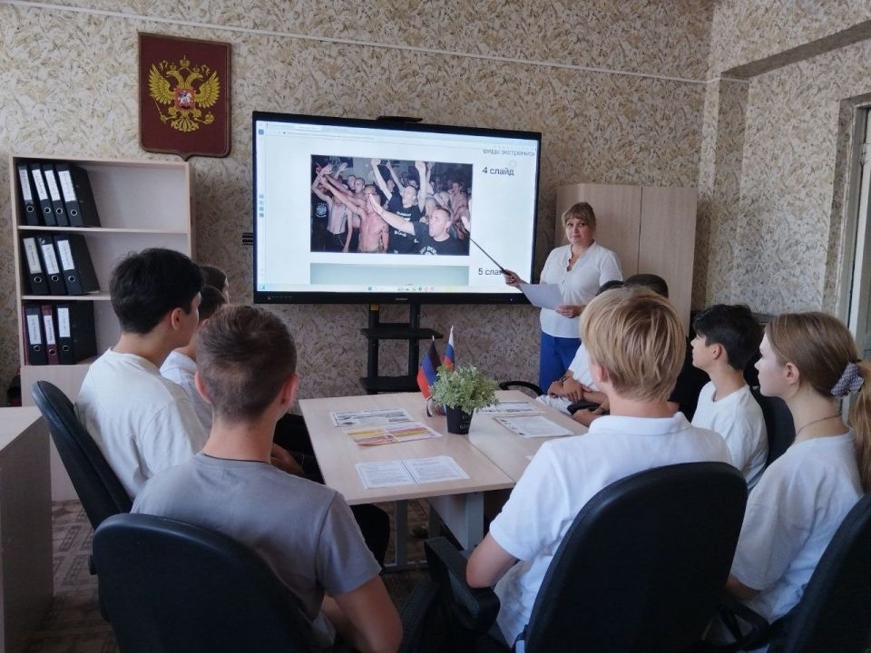 Круглый стол по теме: «Профилактика распространения экстремизма в молодежной среде» Круглый стол по теме: «Профилактика распространения экстремизма в молодежной среде»