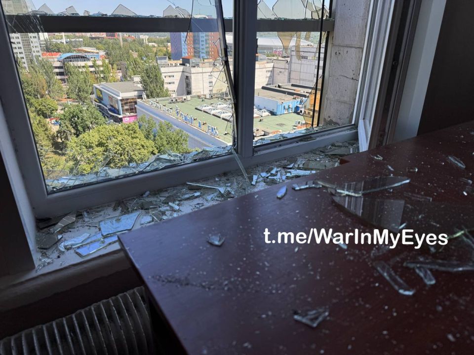 Удар по СМИ: украинские БПЛА атаковали Республиканский медиахолдинг в центре Донецка Удар по СМИ: украинские БПЛА атаковали Республиканский медиахолдинг в центре Донецка