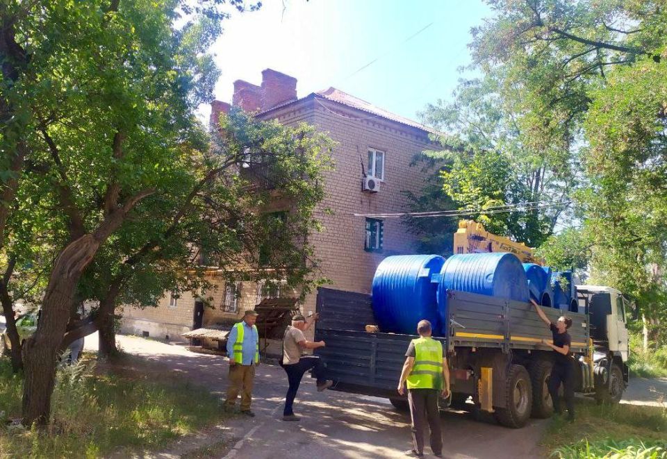 Администрацией Ясиноватского муниципального округа совместной с МУП АГЯ "ЭКО-КОМФОРТ-СЕРВИС" начаты работы по установке ёмкостей для разбора воды в пгт Администрацией Ясиноватского муниципального округа совместной с МУП АГЯ "ЭКО-КОМФОРТ-СЕРВИС" начаты работы по установке ёмкостей для разбора воды в пгт
