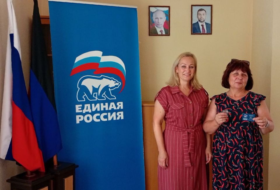 Наталья Бегуненко: В Петровском районе г. Донецка продолжается вручение партийных билетов новым партийцам ЕДИНОЙ РОССИИ Наталья Бегуненко: В Петровском районе г. Донецка продолжается вручение партийных билетов новым партийцам ЕДИНОЙ РОССИИ