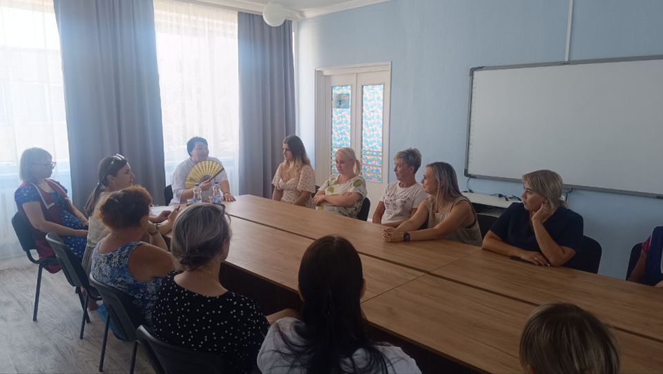 В Кировском лидер общественного мнения встретилась с коллективом дошкольного учреждения В Кировском лидер общественного мнения встретилась с коллективом дошкольного учреждения