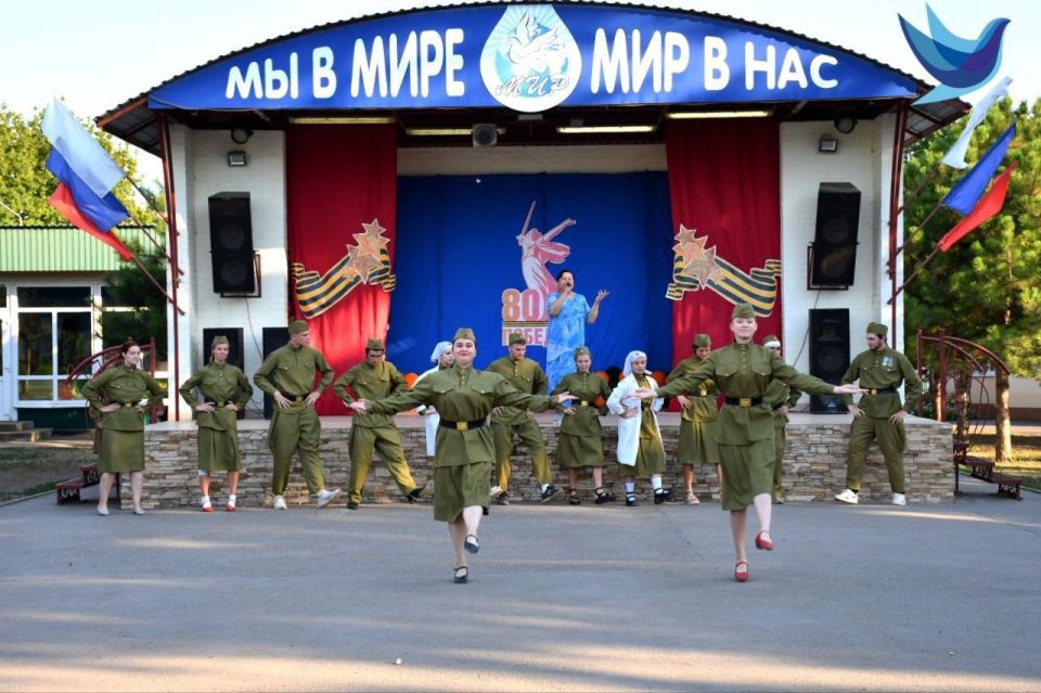 80 ЛЕТ ВЕЛИКОЙ ПОБЕДЫ!АКЦИЯ «МИРОВОЙ БЕССМЕРТНЫЙ ПОЛК» 2025 год Указом Президента Российской Федерации В.В. Путиным объявлен Годом Защитника Отечества, и вся наша страна празднует 80-летие Великой Победы 80 ЛЕТ ВЕЛИКОЙ ПОБЕДЫ!АКЦИЯ «МИРОВОЙ БЕССМЕРТНЫЙ ПОЛК» 2025 год Указом Президента Российской Федерации В.В. Путиным объявлен Годом Защитника Отечества, и вся наша страна празднует 80-летие Великой Победы