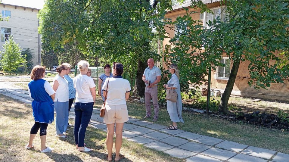 29 июля первый заместитель руководителя Управы Горняцкого внутригородского района Администрации городского округа Макеевка Максим Козловский совместно с Ольгой Рыжих провели встречу с жителями на подведомственной территории... 29 июля первый заместитель руководителя Управы Горняцкого внутригородского района Администрации городского округа Макеевка Максим Козловский совместно с Ольгой Рыжих провели встречу с жителями на подведомственной территории...