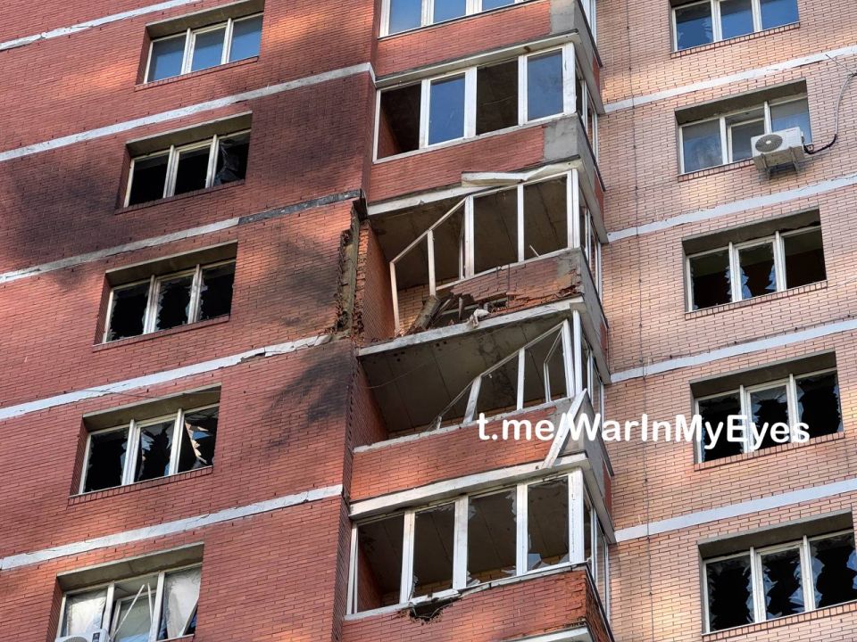 Последствия прилета ударного дрона самолетного типа по БЦ «Пушкинский» в Ворошиловском районе и ЖК «Фаворит» в Киевском районе Донецка Последствия прилета ударного дрона самолетного типа по БЦ «Пушкинский» в Ворошиловском районе и ЖК «Фаворит» в Киевском районе Донецка