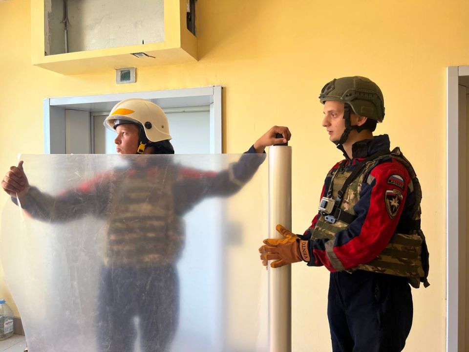 Добровольцы Донецкого РО ВСКС помогают жителям после атаки беспилотников Добровольцы Донецкого РО ВСКС помогают жителям после атаки беспилотников