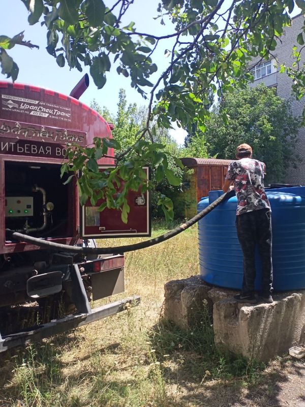 В связи со сложной ситуацией водоснабжения на территории города Дебальцево, администрацией городского округа были установлены емкости на м-не 50 Лет Победы (во дворах на ул. Бестужева, ул.Узловая) с объёмом 3м.куб, на м-не... В связи со сложной ситуацией водоснабжения на территории города Дебальцево, администрацией городского округа были установлены емкости на м-не 50 Лет Победы (во дворах на ул. Бестужева, ул.Узловая) с объёмом 3м.куб, на м-не...