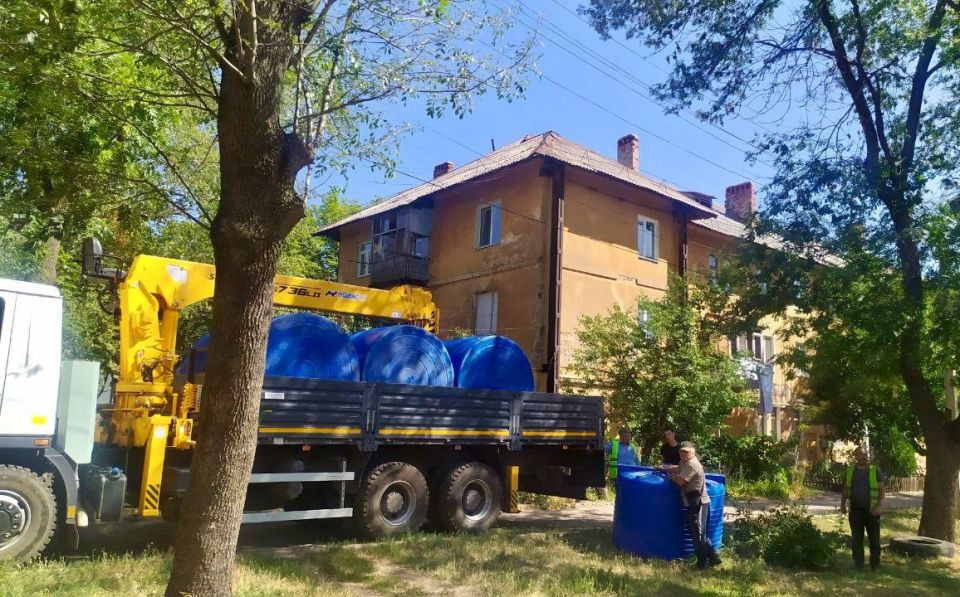 Администрацией Ясиноватского муниципального округа совместной с МУП АГЯ "ЭКО-КОМФОРТ-СЕРВИС" начаты работы по установке ёмкостей для разбора воды в пгт Администрацией Ясиноватского муниципального округа совместной с МУП АГЯ "ЭКО-КОМФОРТ-СЕРВИС" начаты работы по установке ёмкостей для разбора воды в пгт