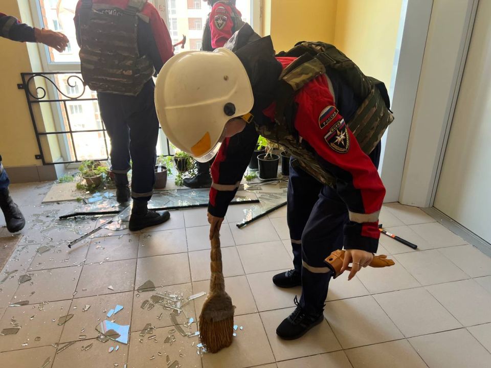 Добровольцы Донецкого РО ВСКС помогают жителям после атаки беспилотников Добровольцы Донецкого РО ВСКС помогают жителям после атаки беспилотников