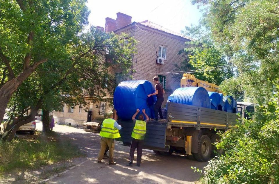 Администрацией Ясиноватского муниципального округа совместной с МУП АГЯ "ЭКО-КОМФОРТ-СЕРВИС" начаты работы по установке ёмкостей для разбора воды в пгт Администрацией Ясиноватского муниципального округа совместной с МУП АГЯ "ЭКО-КОМФОРТ-СЕРВИС" начаты работы по установке ёмкостей для разбора воды в пгт