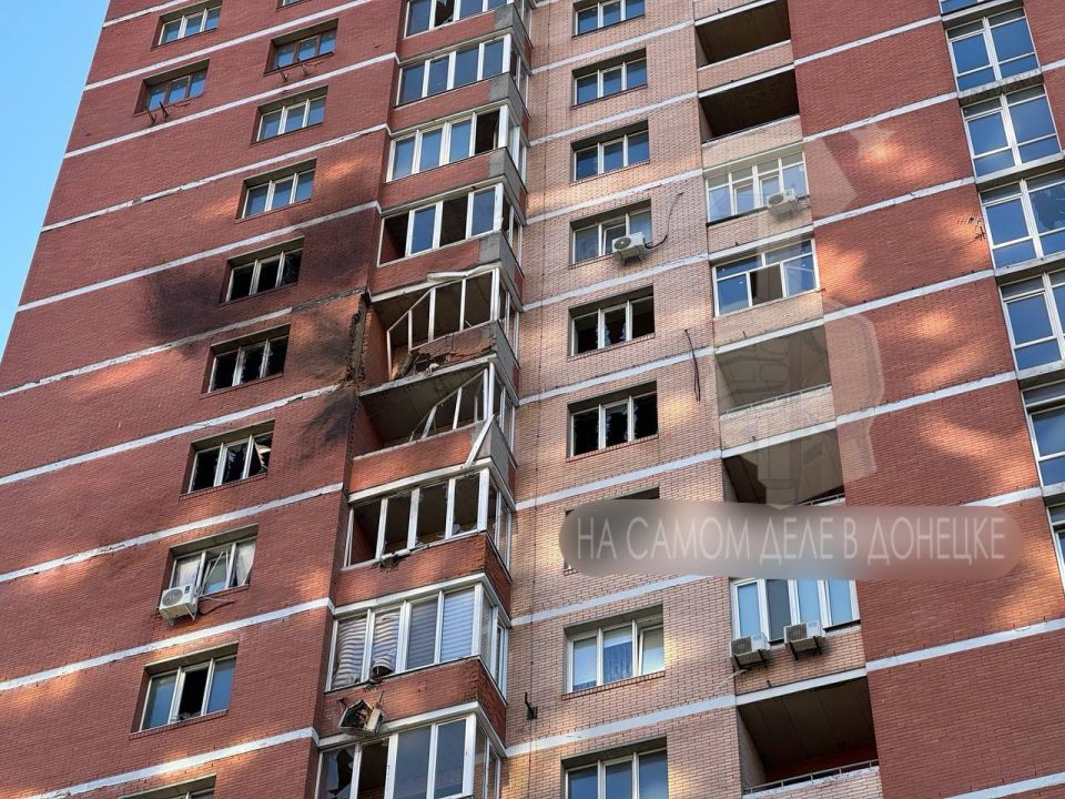 Последствия прилета ударного дрона ВСУ самолетного типа в ЖК «Фаворит» в Киевском районе Донецка Последствия прилета ударного дрона ВСУ самолетного типа в ЖК «Фаворит» в Киевском районе Донецка