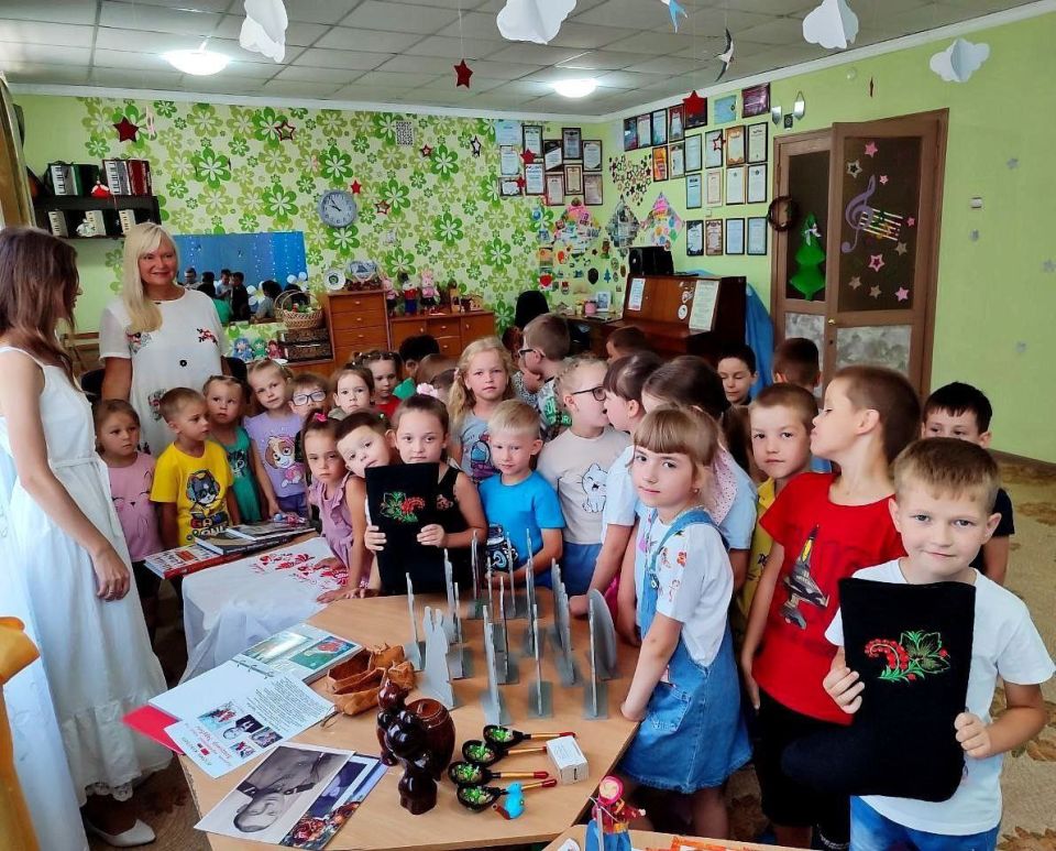 Педагоги дошкольных учреждений города уделяют особое внимание знакомству детей с культурным наследием и историей через организацию мини-музеев Педагоги дошкольных учреждений города уделяют особое внимание знакомству детей с культурным наследием и историей через организацию мини-музеев