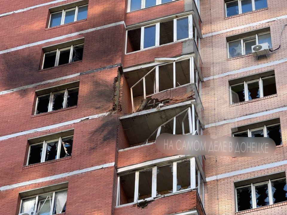 Последствия прилета ударного дрона ВСУ самолетного типа в ЖК «Фаворит» в Киевском районе Донецка Последствия прилета ударного дрона ВСУ самолетного типа в ЖК «Фаворит» в Киевском районе Донецка