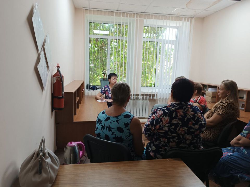 Наталья Великодная: Заместитель Главы Администрации Тельмановского округа провела встречу с трудовым коллективом отделения "Почты Донбасса", на котором обсудили ряд актуальных вопросов, среди которых: Наталья Великодная: Заместитель Главы Администрации Тельмановского округа провела встречу с трудовым коллективом отделения "Почты Донбасса", на котором обсудили ряд актуальных вопросов, среди которых: