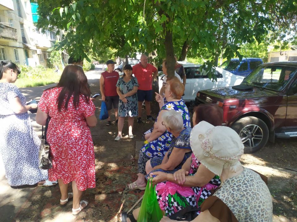 Сегодня, 29 июля, Первый заместитель главы администрации городского округа Торез Анна Макарова совместно с депутатом Торезского городского совета Анной Матраевой провела встречу с населением по адресу: ул. Сызранцева Сегодня, 29 июля, Первый заместитель главы администрации городского округа Торез Анна Макарова совместно с депутатом Торезского городского совета Анной Матраевой провела встречу с населением по адресу: ул. Сызранцева