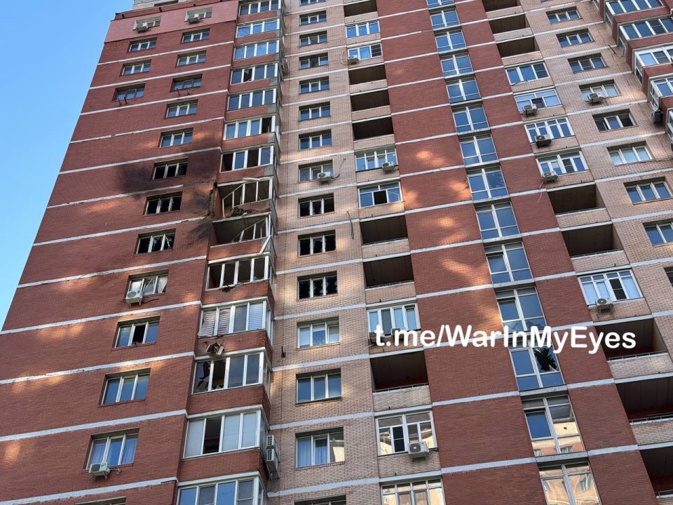 Последствия прилета ударного дрона самолетного типа по БЦ «Пушкинский» в Ворошиловском районе и ЖК «Фаворит» в Киевском районе Донецка Последствия прилета ударного дрона самолетного типа по БЦ «Пушкинский» в Ворошиловском районе и ЖК «Фаворит» в Киевском районе Донецка