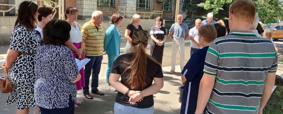 Василий Ткачук: Сегодня, 29 июля, по поручению Главы ДНР Дениса Пушилина, Руководитель Управы Калининского внутригородского района Администрации городского округа Донецк Елена Синецкая провела очередную встречу с жителями... Василий Ткачук: Сегодня, 29 июля, по поручению Главы ДНР Дениса Пушилина, Руководитель Управы Калининского внутригородского района Администрации городского округа Донецк Елена Синецкая провела очередную встречу с жителями...