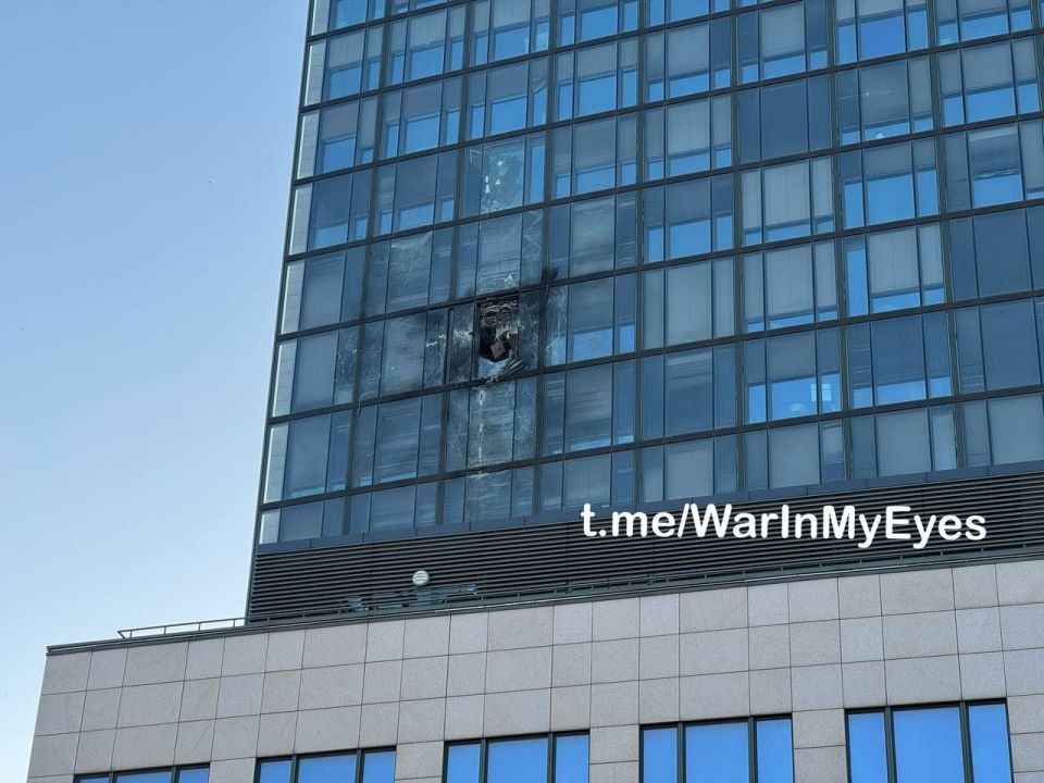 Последствия прилёта в БЦ "Пушкинский" в центре Донецка Последствия прилёта в БЦ "Пушкинский" в центре Донецка