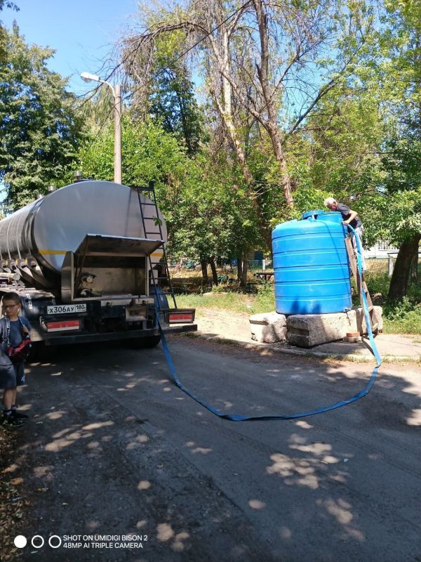 В связи со сложной ситуацией водоснабжения на территории города Дебальцево, администрацией городского округа были установлены емкости на м-не 50 Лет Победы (во дворах на ул. Бестужева, ул.Узловая) с объёмом 3м.куб, на м-не... В связи со сложной ситуацией водоснабжения на территории города Дебальцево, администрацией городского округа были установлены емкости на м-не 50 Лет Победы (во дворах на ул. Бестужева, ул.Узловая) с объёмом 3м.куб, на м-не...