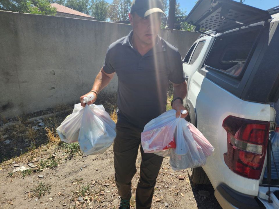 Сегодня совместно с моими коллегами Денисом Островским, Мариной Каплянок, Максимом Щвецом, при поддержке Сенатора Российской Федерации Александра Волошина передали гуманитарную помощь жителям посёлка городско типа ... Сегодня совместно с моими коллегами Денисом Островским, Мариной Каплянок, Максимом Щвецом, при поддержке Сенатора Российской Федерации Александра Волошина передали гуманитарную помощь жителям посёлка городско типа ...