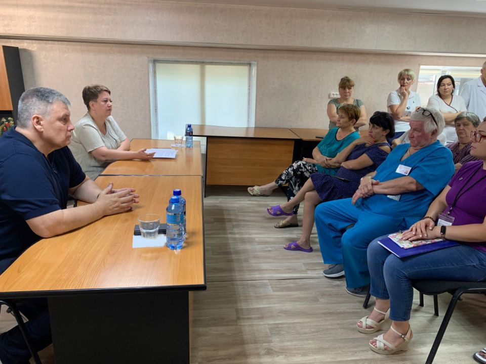Юрий Покинтелица: Сегодня вместе с директором Департамента соцзащиты Минтруда ДНР Викторией Пикинер провели встречу с трудовым коллективом предприятия Юрий Покинтелица: Сегодня вместе с директором Департамента соцзащиты Минтруда ДНР Викторией Пикинер провели встречу с трудовым коллективом предприятия
