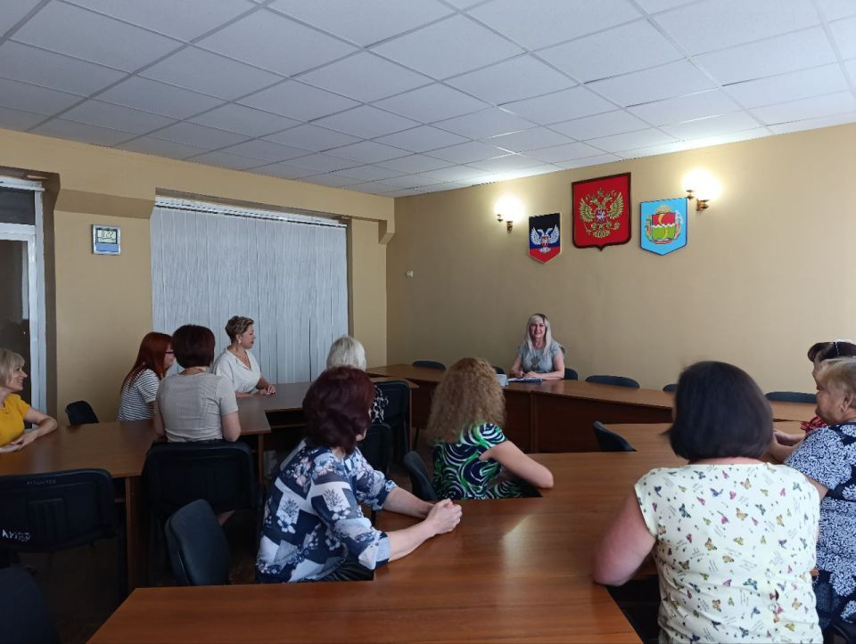 Управляющий делами администрации Амвросиевского муниципального округа Елена Фисенко встретилась с трудовым коллективом администрации округа, отдела опеки и попечительства, управления образования Управляющий делами администрации Амвросиевского муниципального округа Елена Фисенко встретилась с трудовым коллективом администрации округа, отдела опеки и попечительства, управления образования