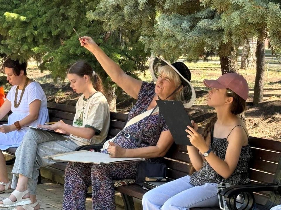 На бульваре Пушкина в Донецке художники запечатлели красоту города На бульваре Пушкина в Донецке художники запечатлели красоту города