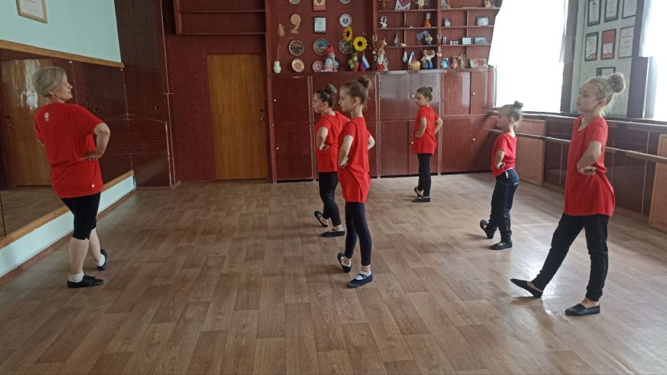 В рамках мероприятий по профессиональной ориентации, МБУК "Златоустовский ЦНТ" провел увлекательное занятие для детей под названием "Я учитель танцев" В рамках мероприятий по профессиональной ориентации, МБУК "Златоустовский ЦНТ" провел увлекательное занятие для детей под названием "Я учитель танцев"