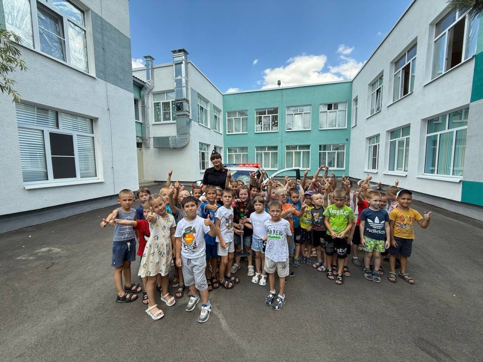 Сотрудники ГАИ провели урок безопасности для малышей Сотрудники ГАИ провели урок безопасности для малышей