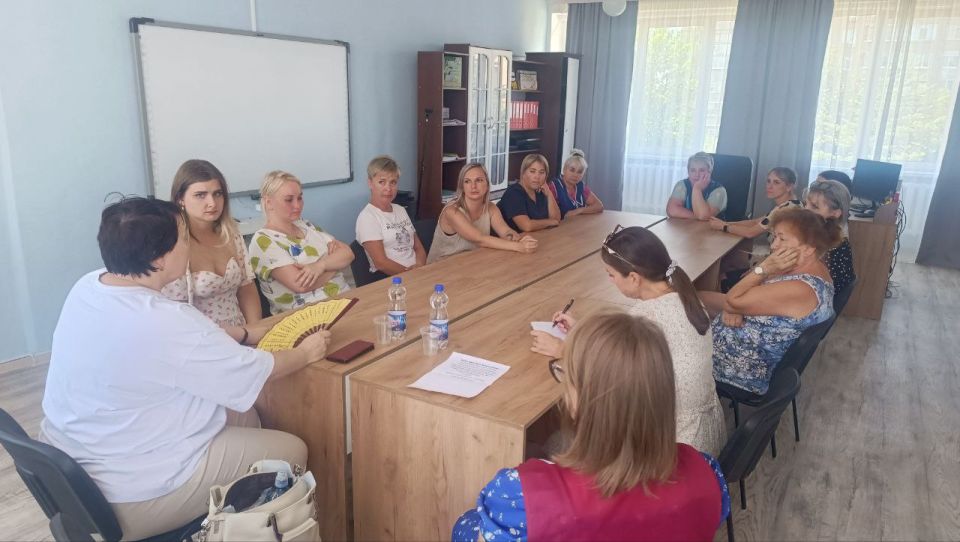 В Кировском лидер общественного мнения встретилась с коллективом дошкольного учреждения В Кировском лидер общественного мнения встретилась с коллективом дошкольного учреждения