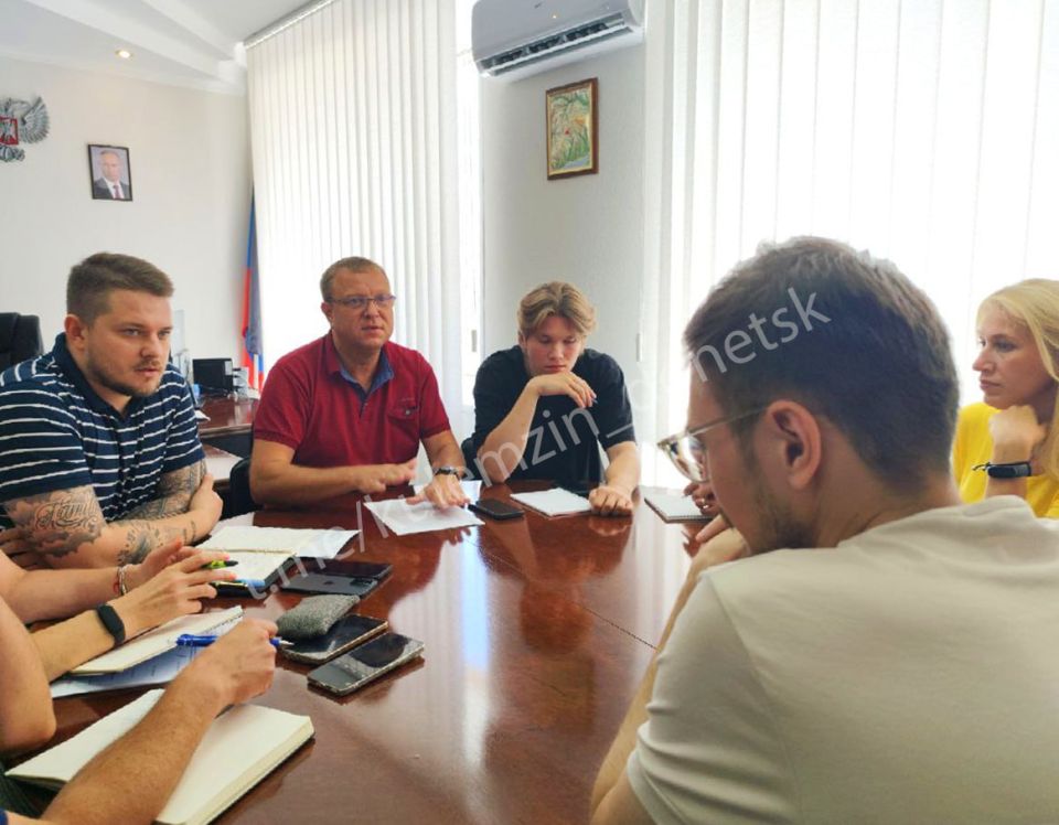 Сегодня в администрации городского округа Донецк состоялось совещание с руководителями ресурсного центра добровольчества в ДНР, посвящённое ключевым инициативам развития нашего города Сегодня в администрации городского округа Донецк состоялось совещание с руководителями ресурсного центра добровольчества в ДНР, посвящённое ключевым инициативам развития нашего города