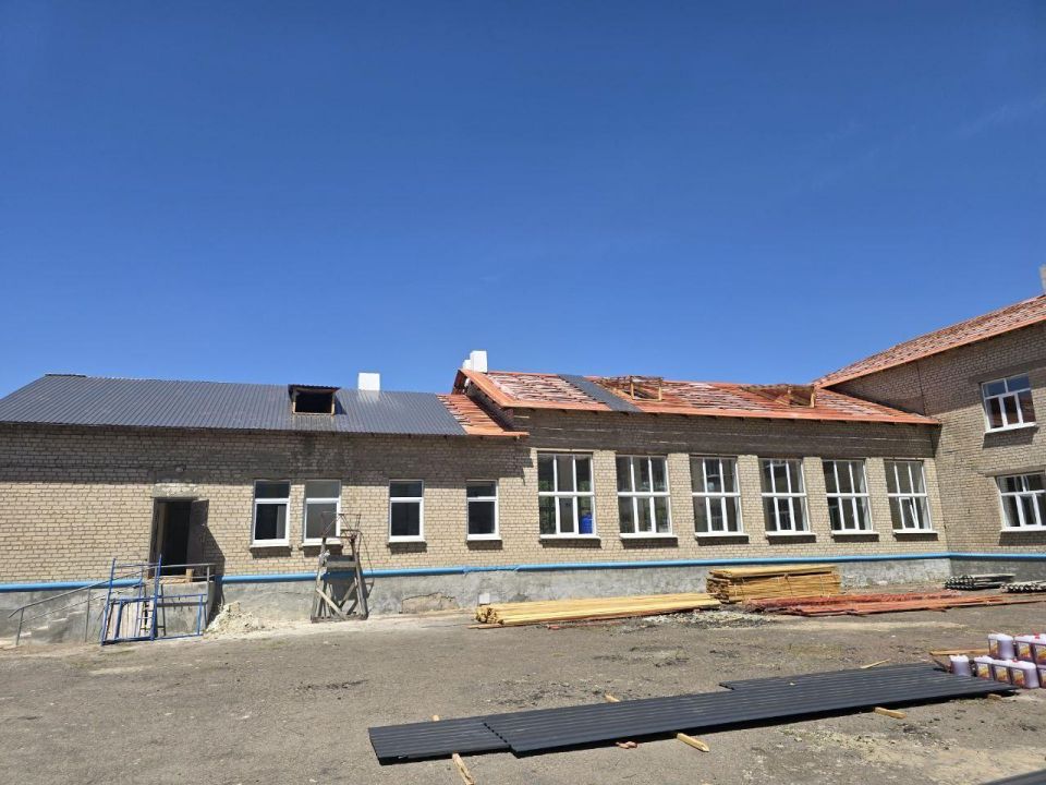 Якутия приступила к монтажу кровли в школе №2 Еленовки Докучаевского округа Якутия приступила к монтажу кровли в школе №2 Еленовки Докучаевского округа