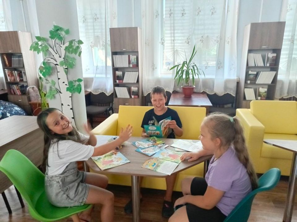 Дружба - это те отношения, в которые человек погружается ещё в детстве Дружба - это те отношения, в которые человек погружается ещё в детстве