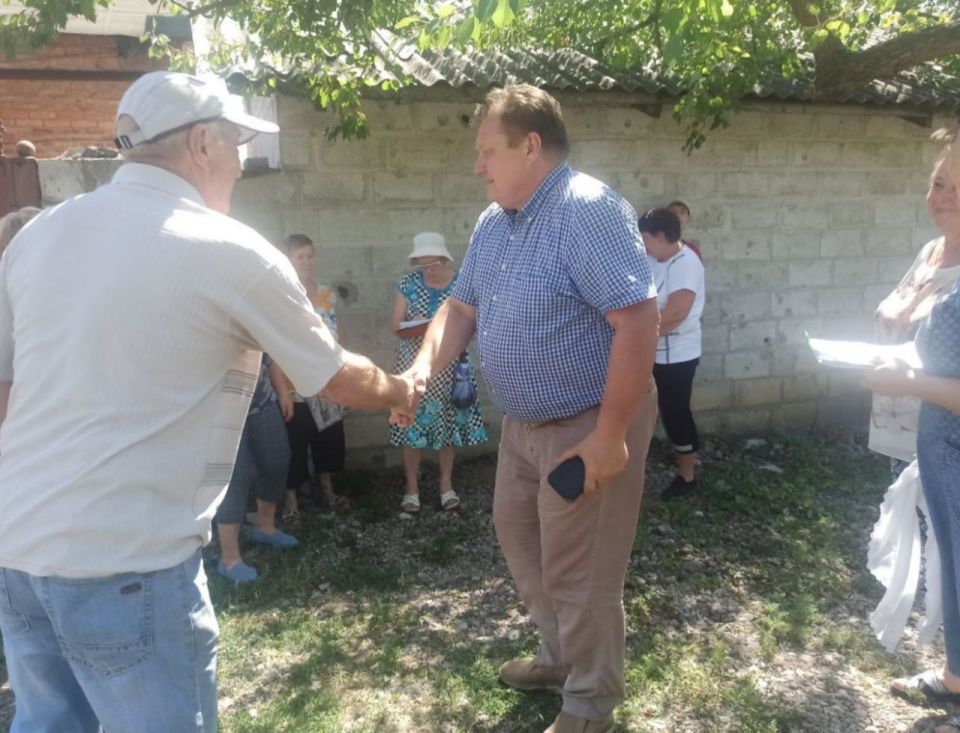 Валентин Левченко: Во исполнение поручения Главы Донецкой Народной Республики Дениса Пушилина провел встречу с жителями прифронтового, наиболее пострадавшего и приближенного к линии боевого соприкосновения микрорайона 15-й... Валентин Левченко: Во исполнение поручения Главы Донецкой Народной Республики Дениса Пушилина провел встречу с жителями прифронтового, наиболее пострадавшего и приближенного к линии боевого соприкосновения микрорайона 15-й...