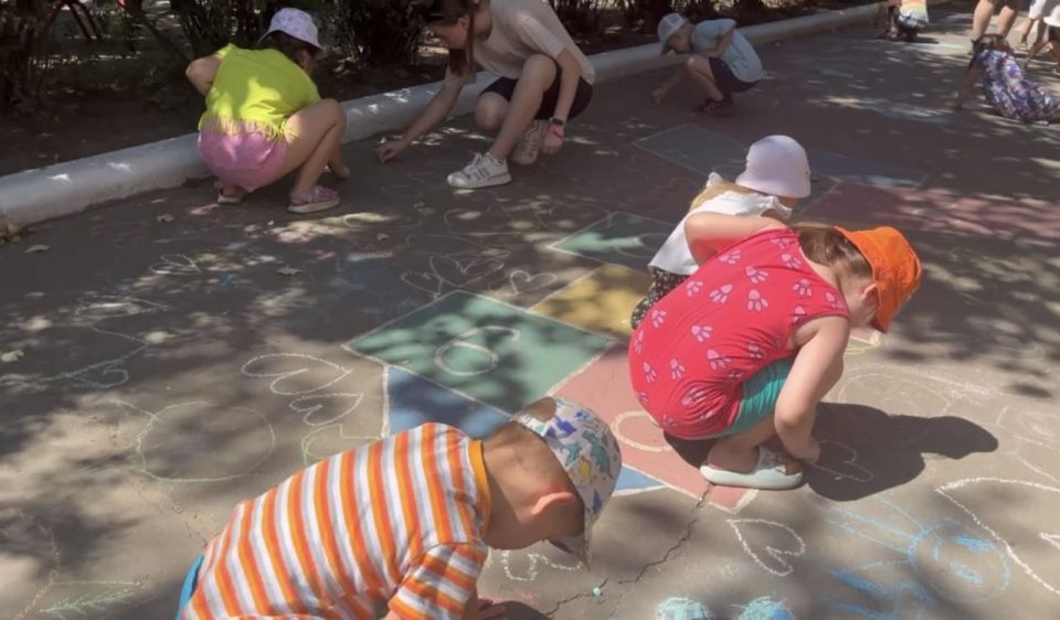 Счастье для детей!. Сегодня, 30 июля, в ГКДОУ «Детский сад № 47 «Радуга» г.о. Торез» разлилось настоящее море радости! Активисты Движения Первых превратили Международный день Дружбы в фееричный праздник смеха и беззаботного... Счастье для детей!. Сегодня, 30 июля, в ГКДОУ «Детский сад № 47 «Радуга» г.о. Торез» разлилось настоящее море радости! Активисты Движения Первых превратили Международный день Дружбы в фееричный праздник смеха и беззаботного...